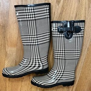 Size 7 Forever Young rubber rain boots houndstooth. Adjustable calf buckle.